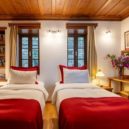 爱奥尼亚豪斯酒店 *