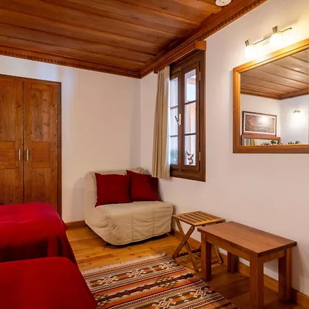 爱奥尼亚豪斯酒店 *