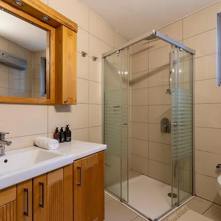 爱奥尼亚豪斯酒店 *