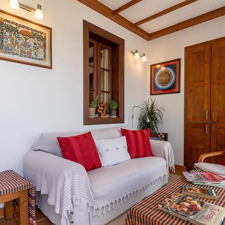 爱奥尼亚豪斯酒店 *