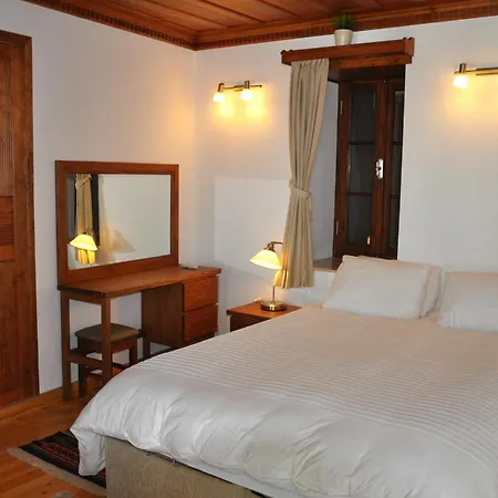 爱奥尼亚豪斯酒店 *